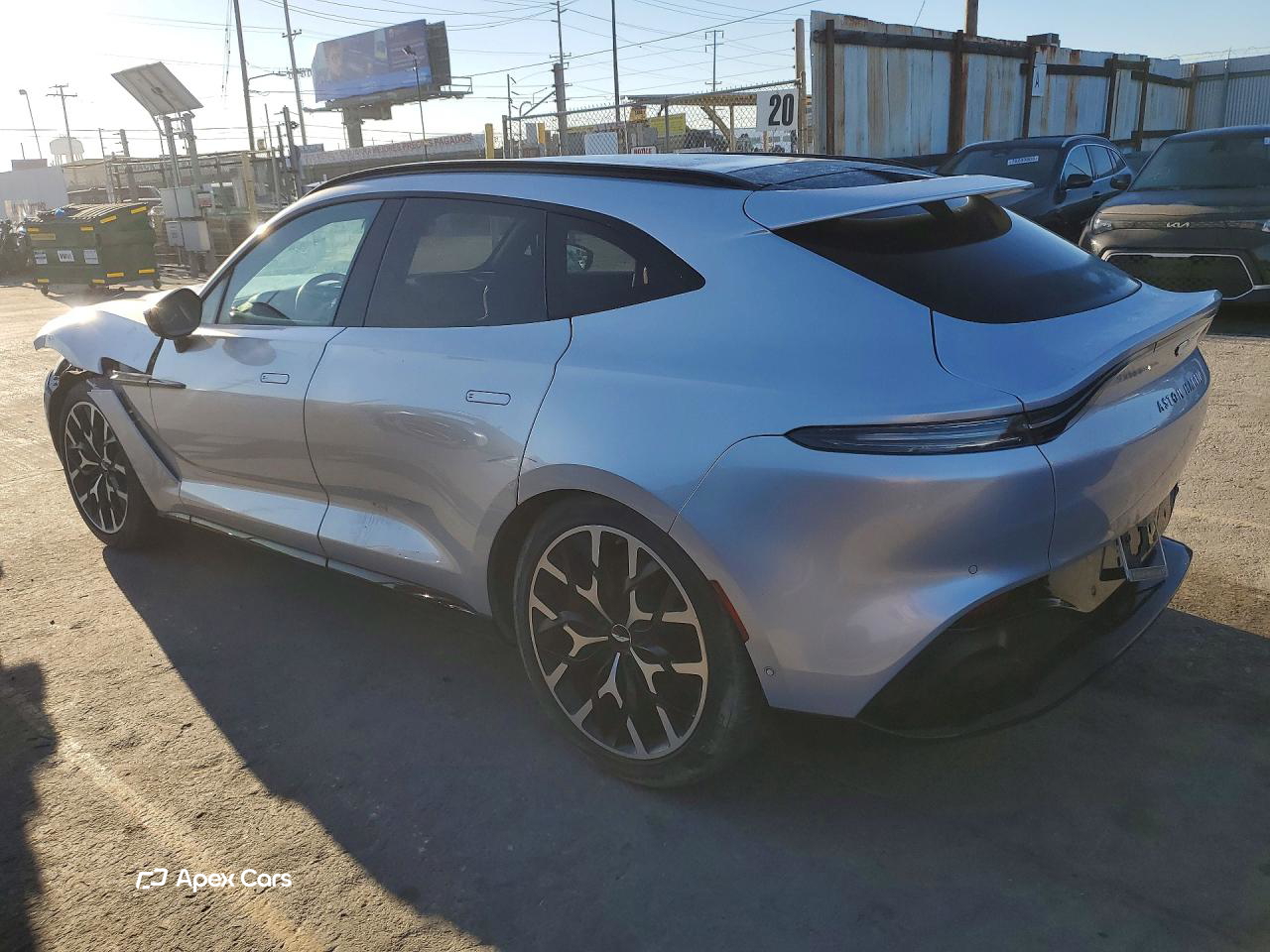 Aston Martin DBX 2021