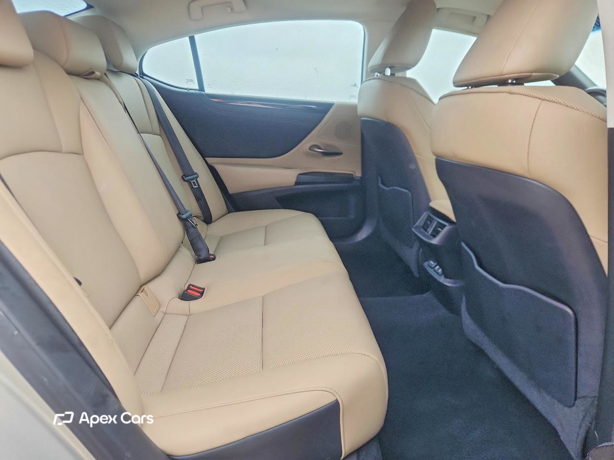 Lexus ES 2019