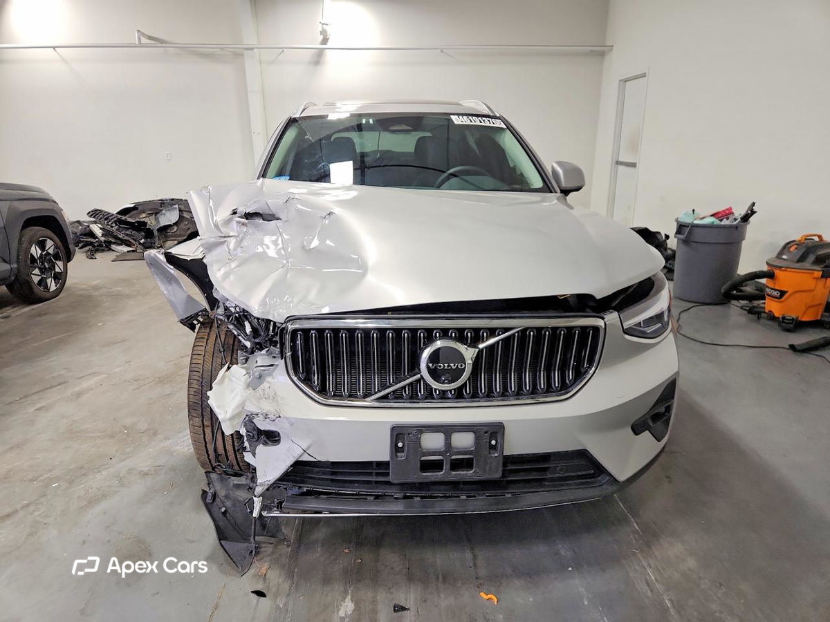 Volvo XC40 2025