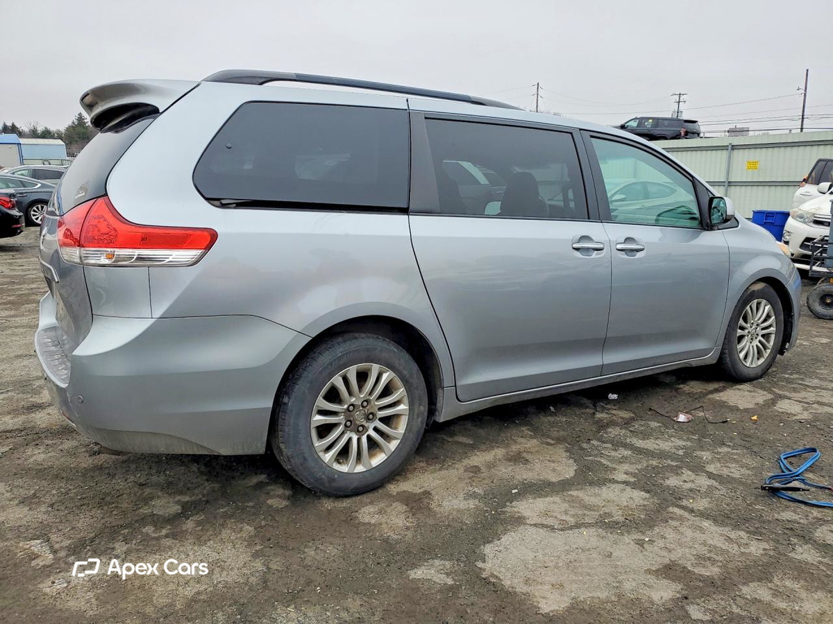 Toyota Sienna 2011