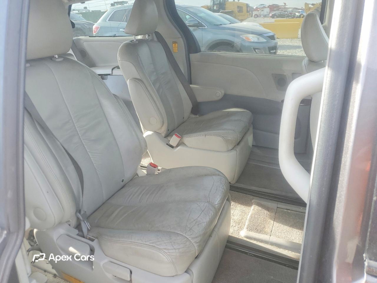 Toyota Sienna 2011