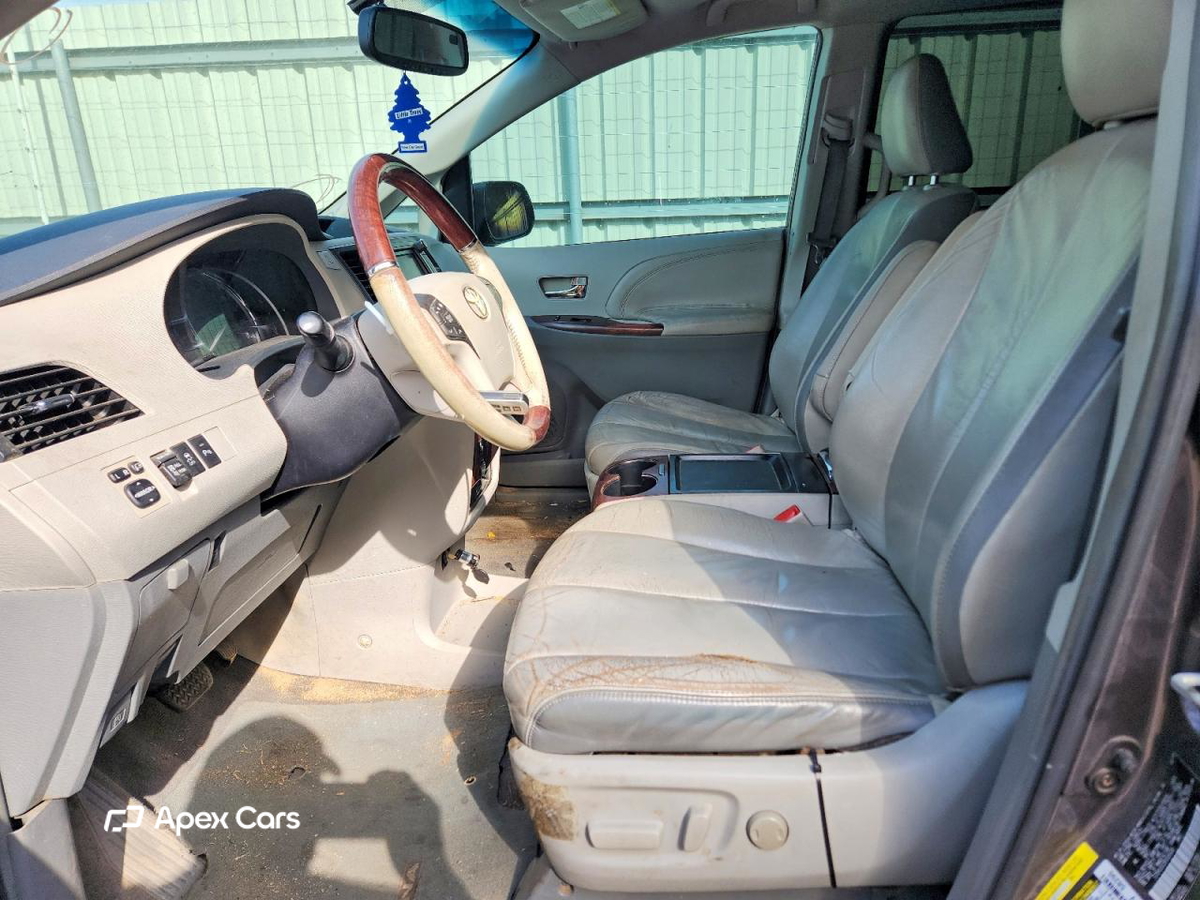 Toyota Sienna 2011