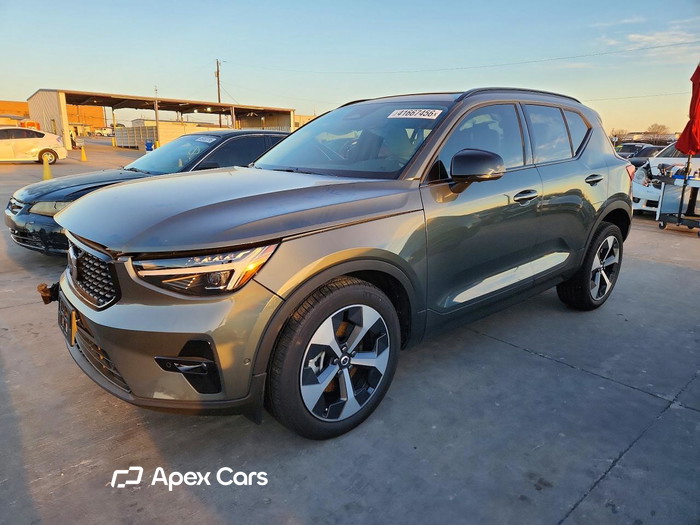 2026 Volvo XC40 - Image 1 of 5