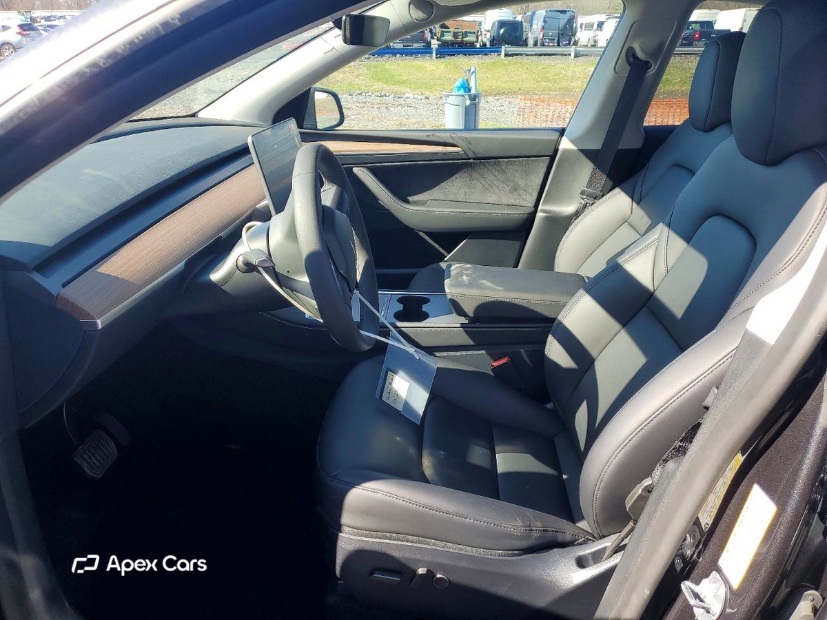 Tesla Model Y 2025