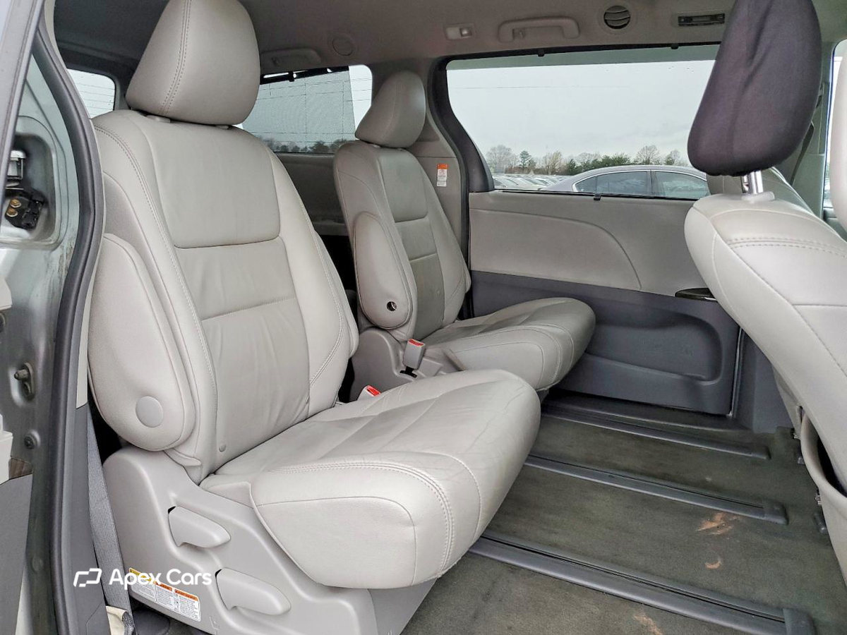 Toyota Sienna 2016