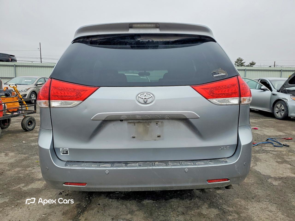Toyota Sienna 2011