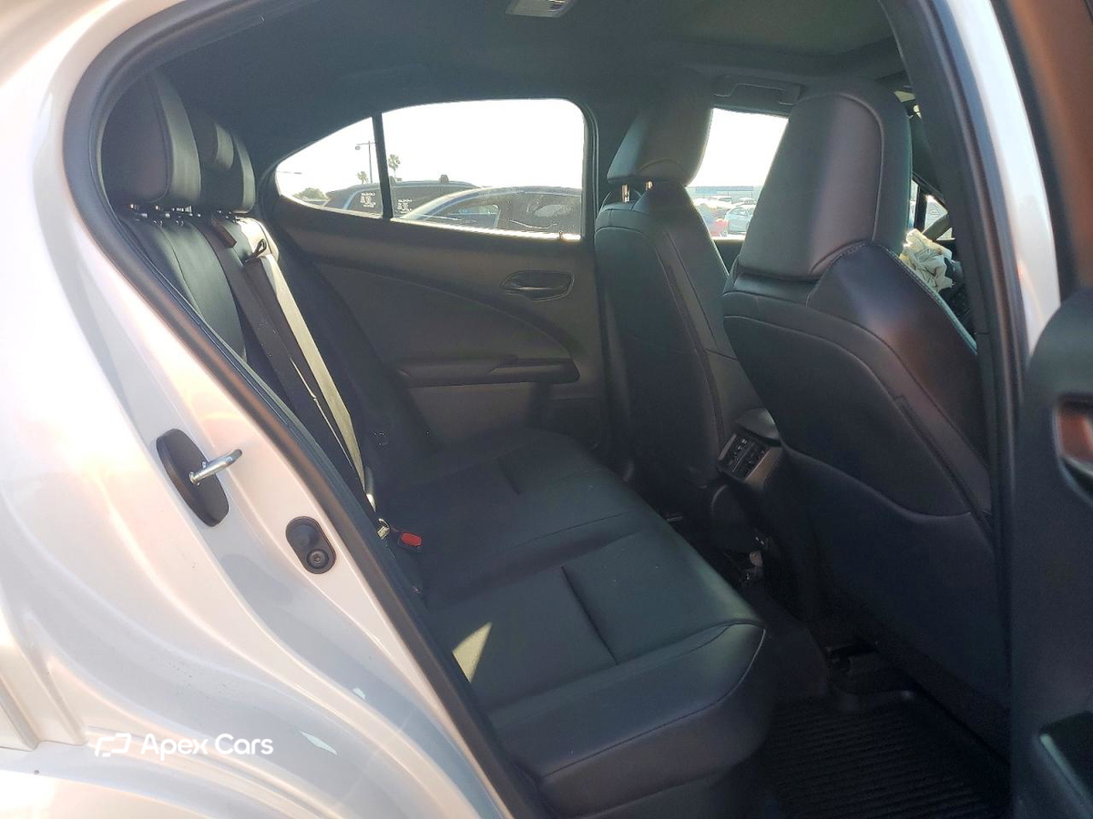 Lexus UX 2025