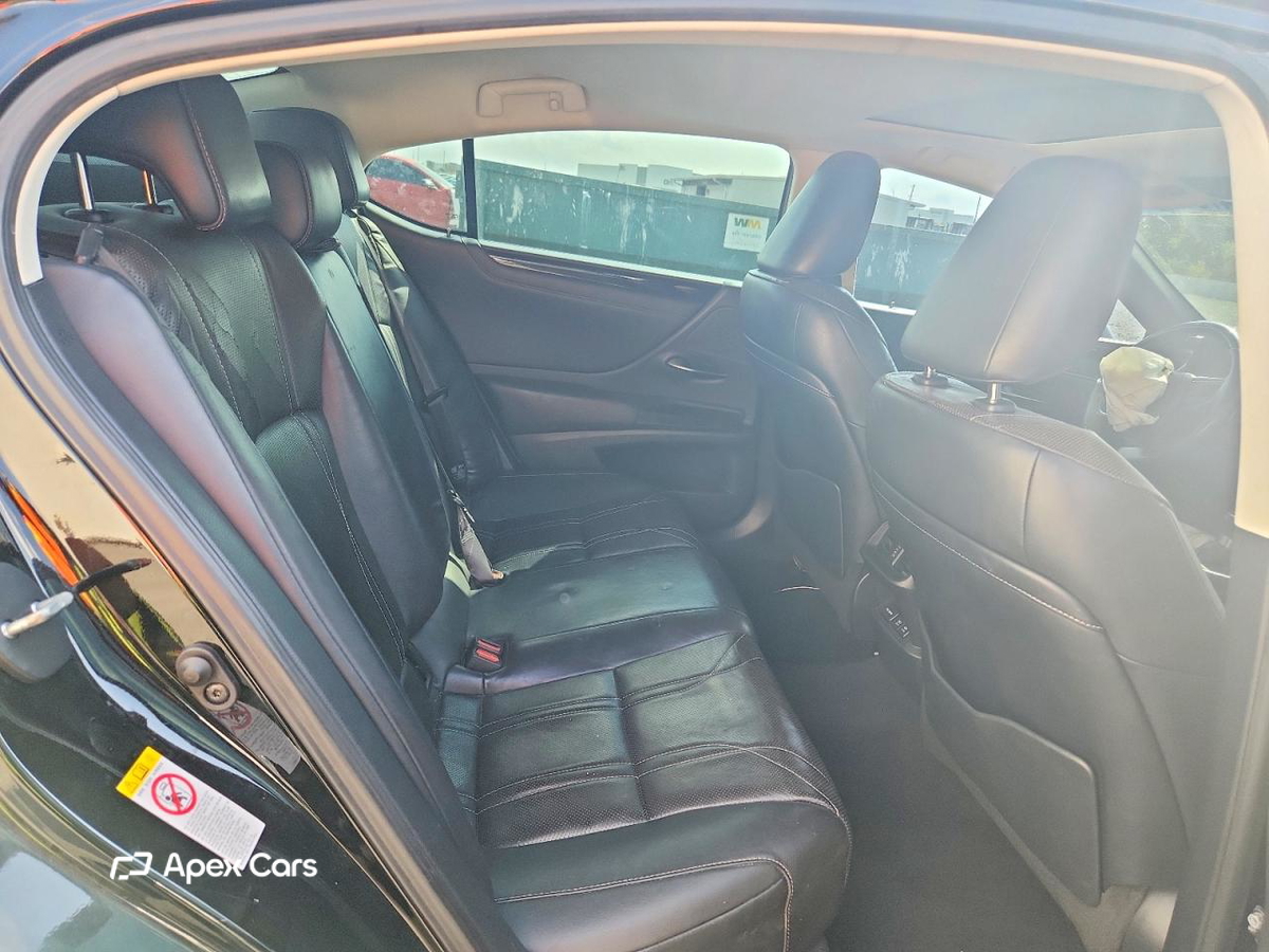 Lexus ES 2019