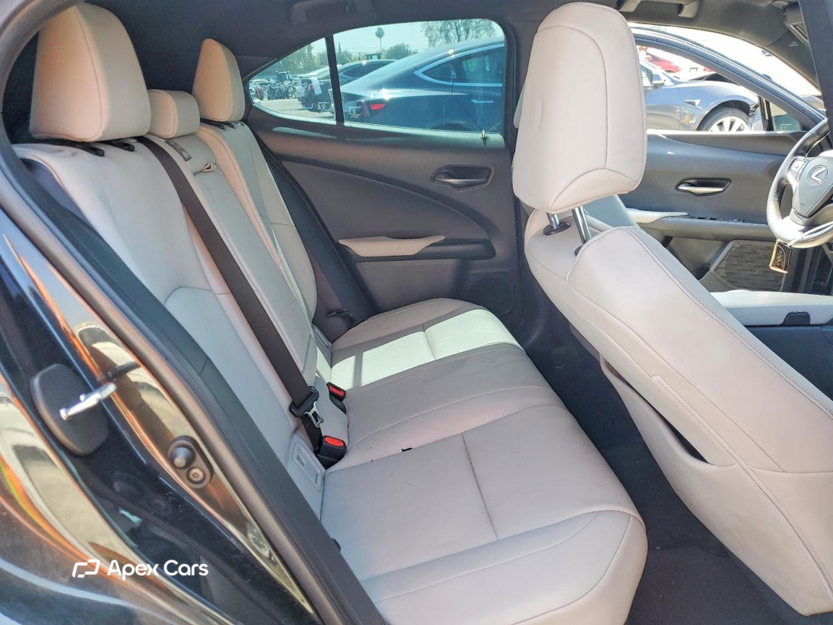 Lexus UX 2021