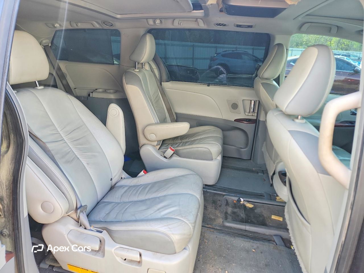 Toyota Sienna 2011