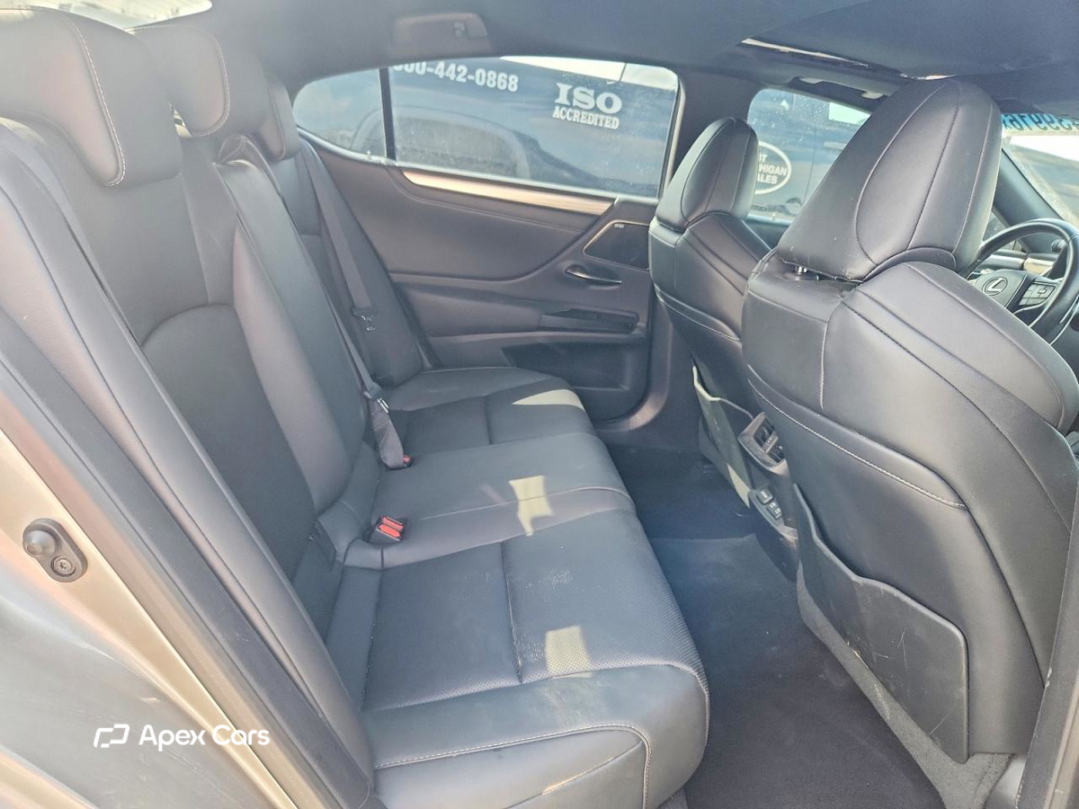 Lexus ES 2021