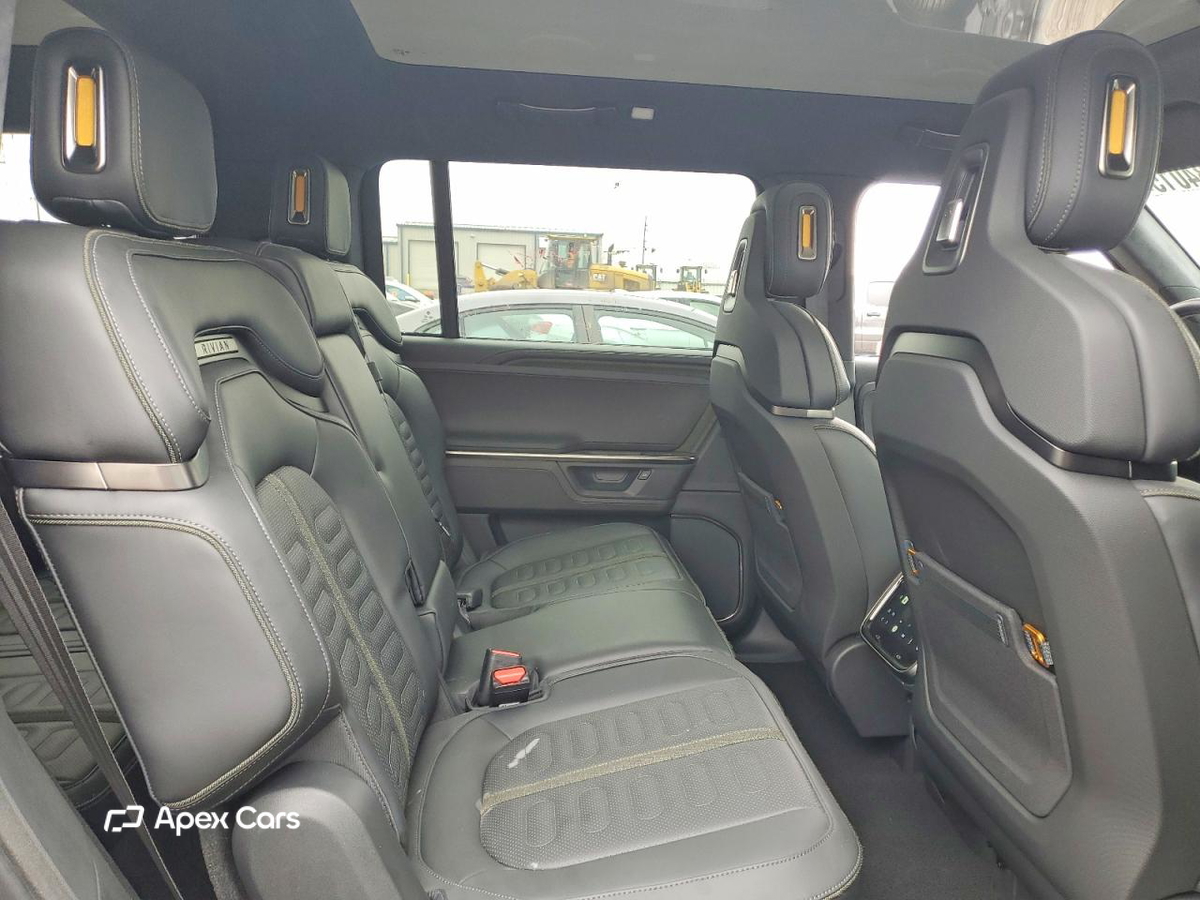 Rivian R1S 2025
