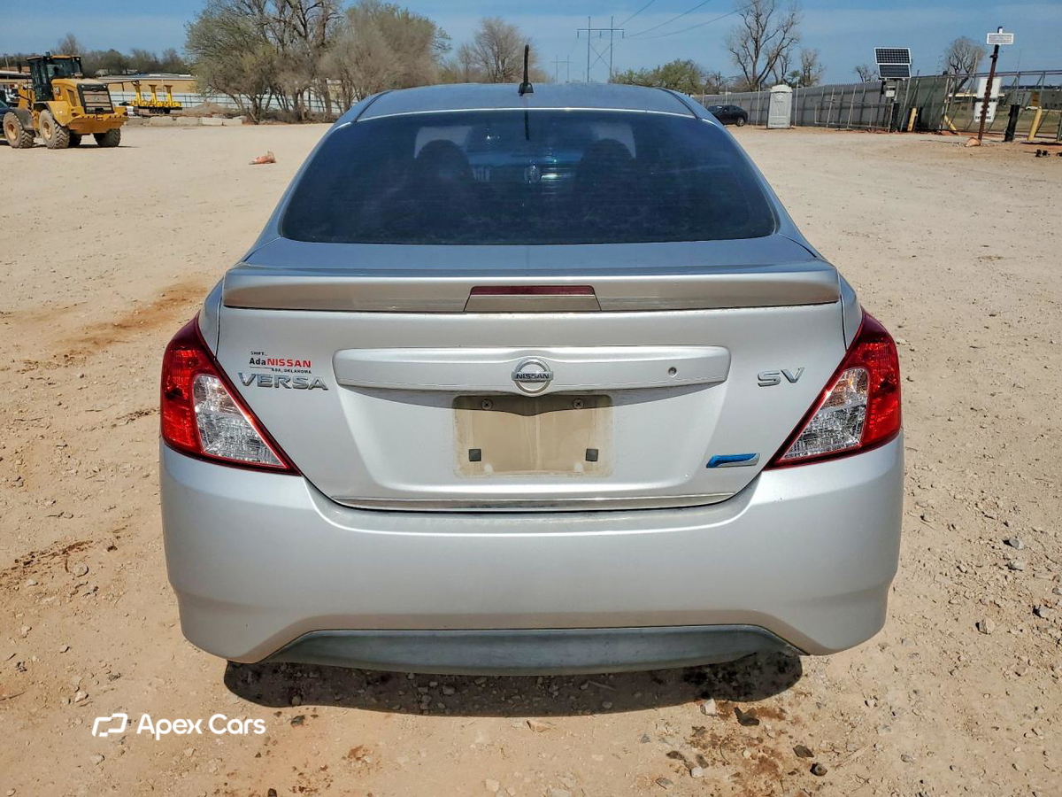 Nissan Versa 2015