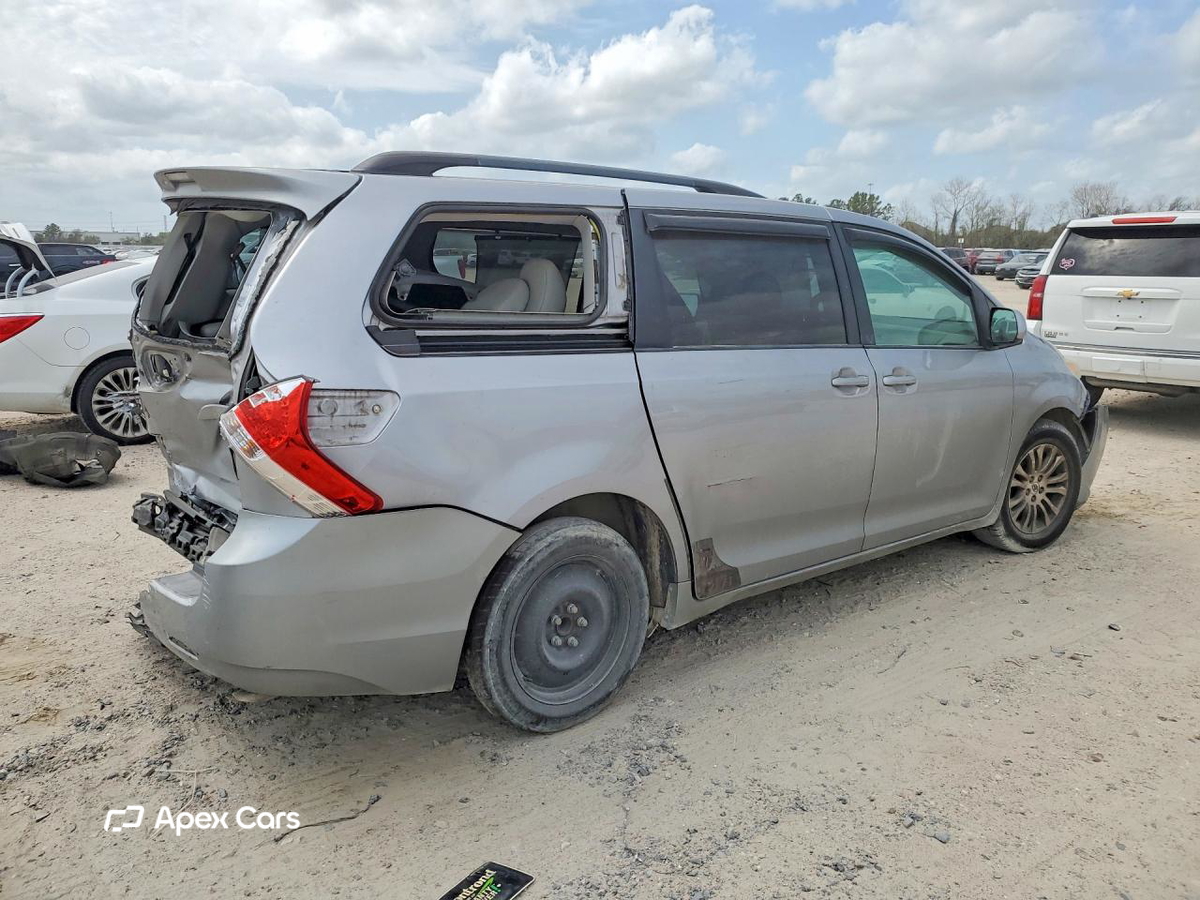 Toyota Sienna 2011