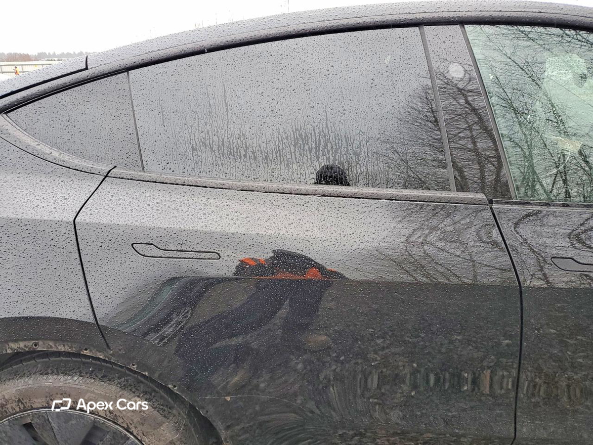 Tesla Model Y 2025