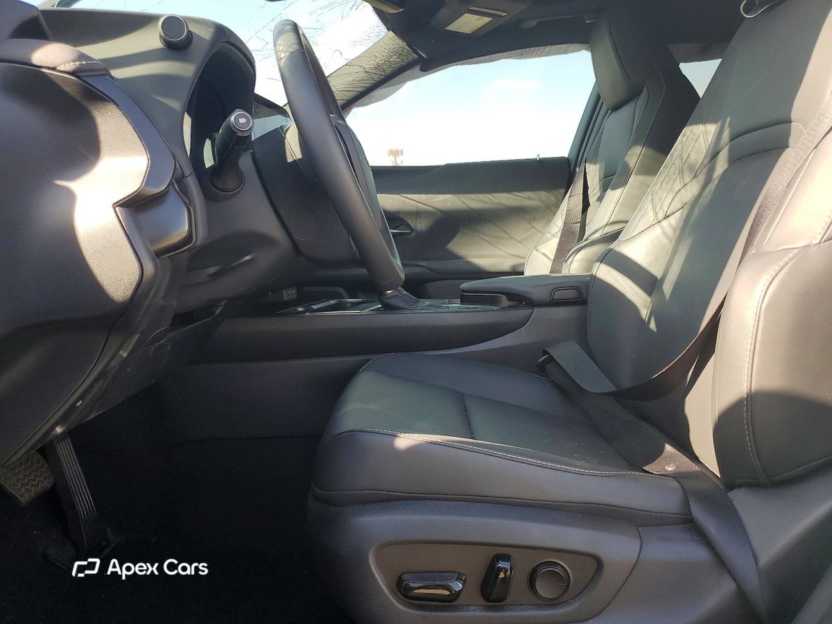 Lexus UX 2024