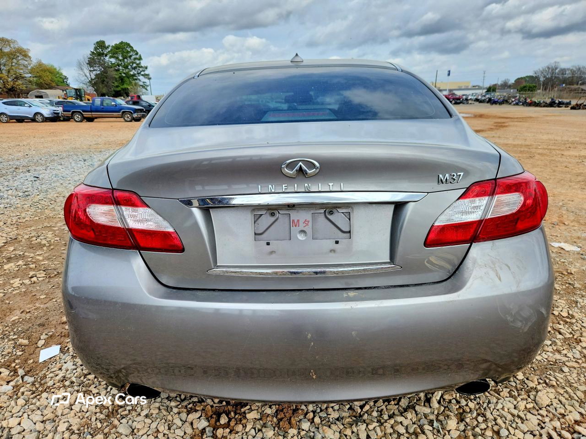 Infiniti M 2011