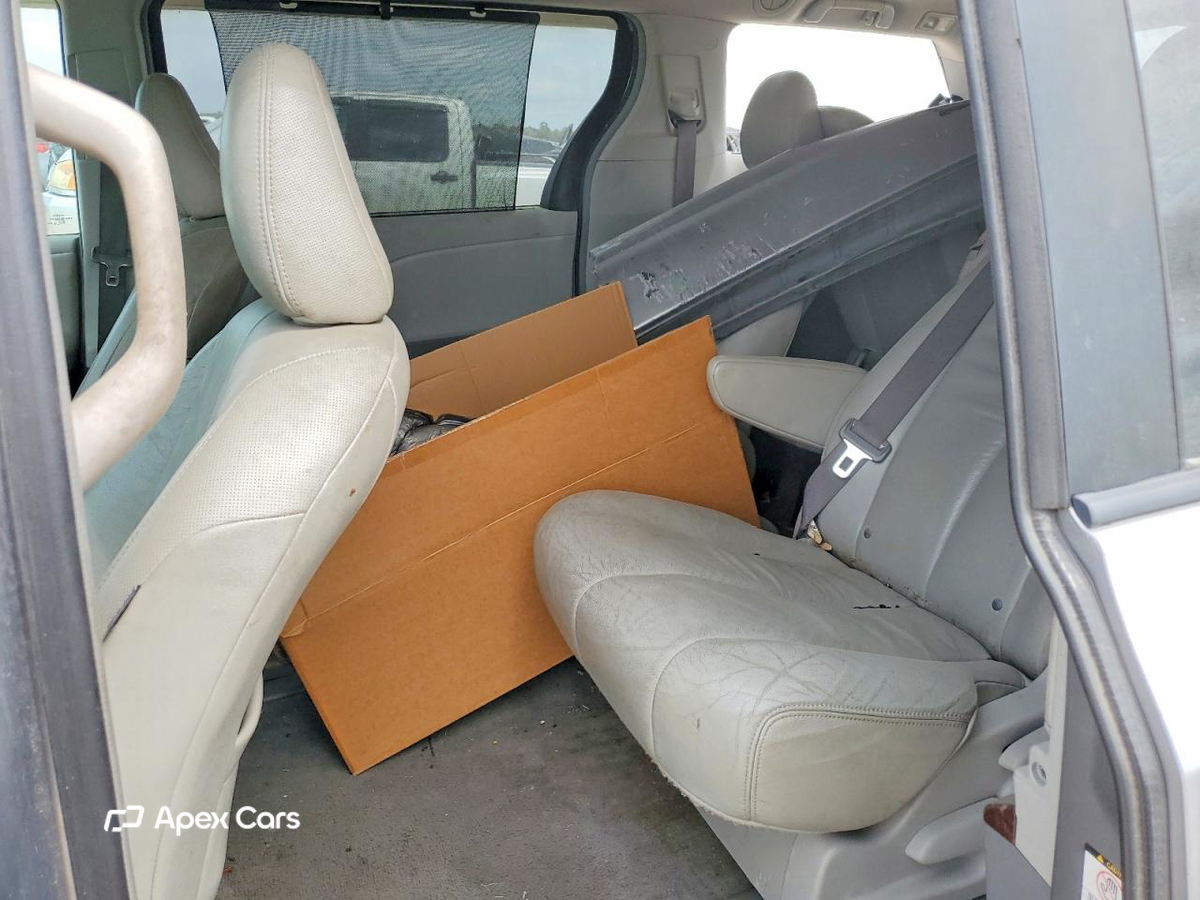 Toyota Sienna 2011