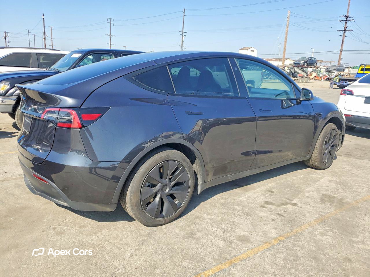 Tesla Model Y 2025