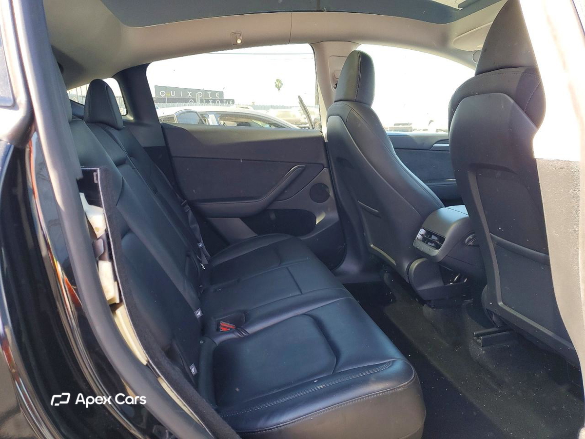 Tesla Model Y 2025