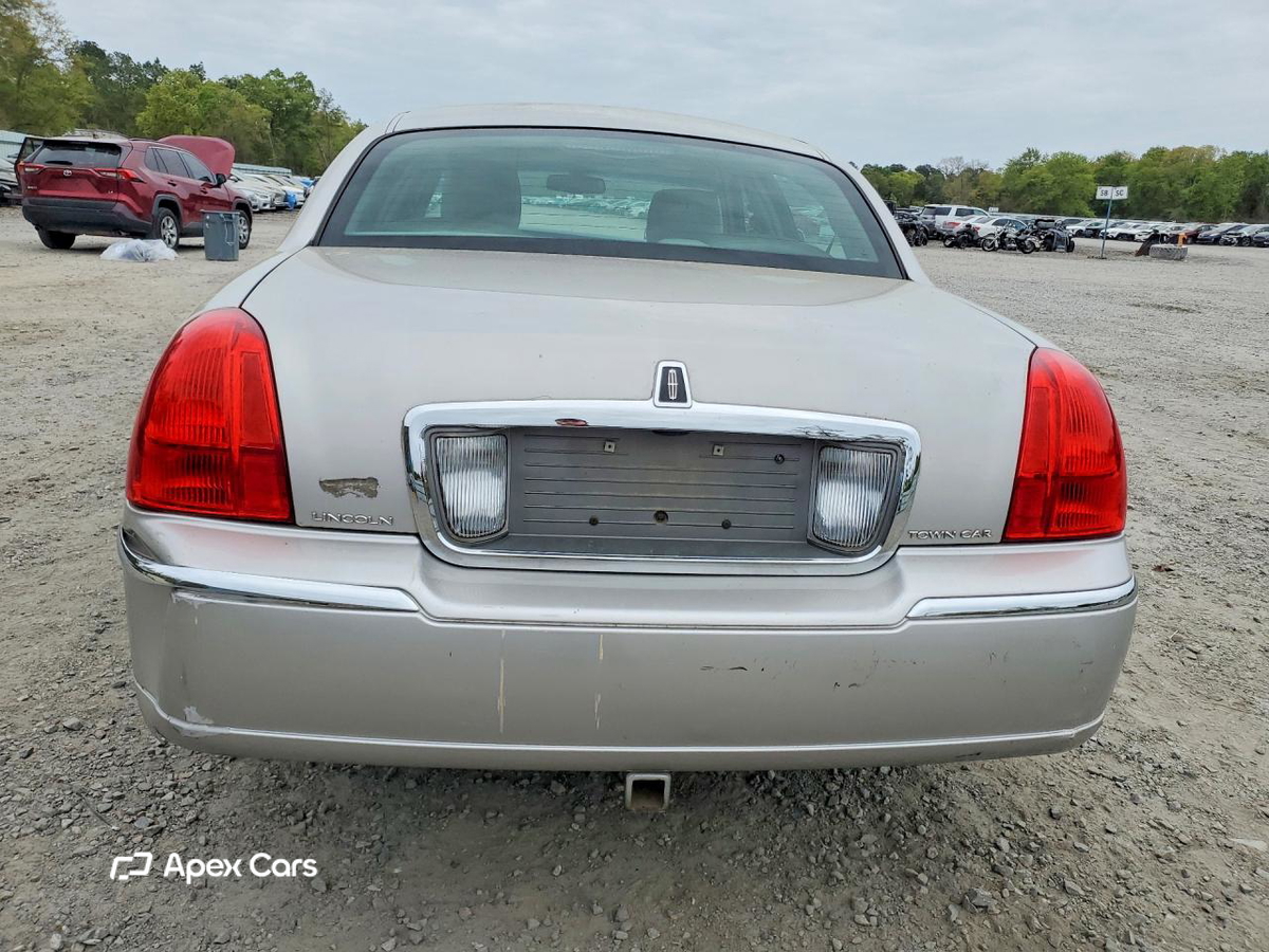 Lincoln Town Car 2011