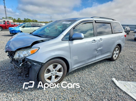 Toyota Sienna 2015 - Image 1 of 14