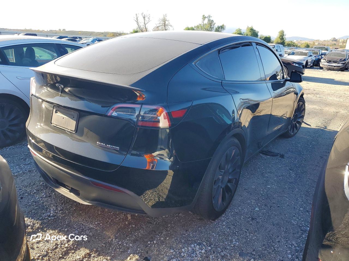 Tesla Model Y 2024