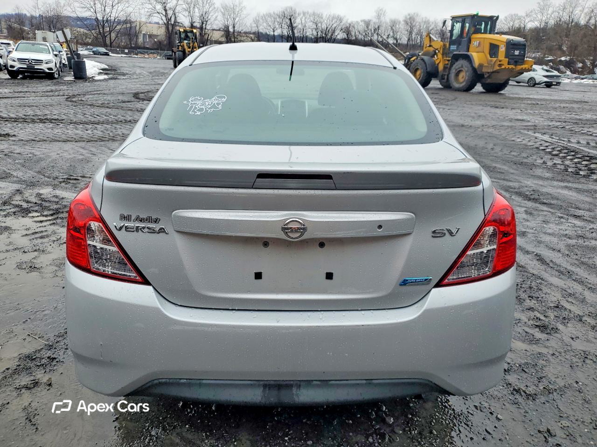 Nissan Versa 2015