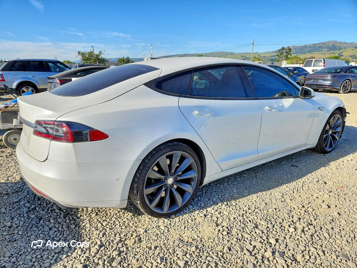 Tesla Model S 2015