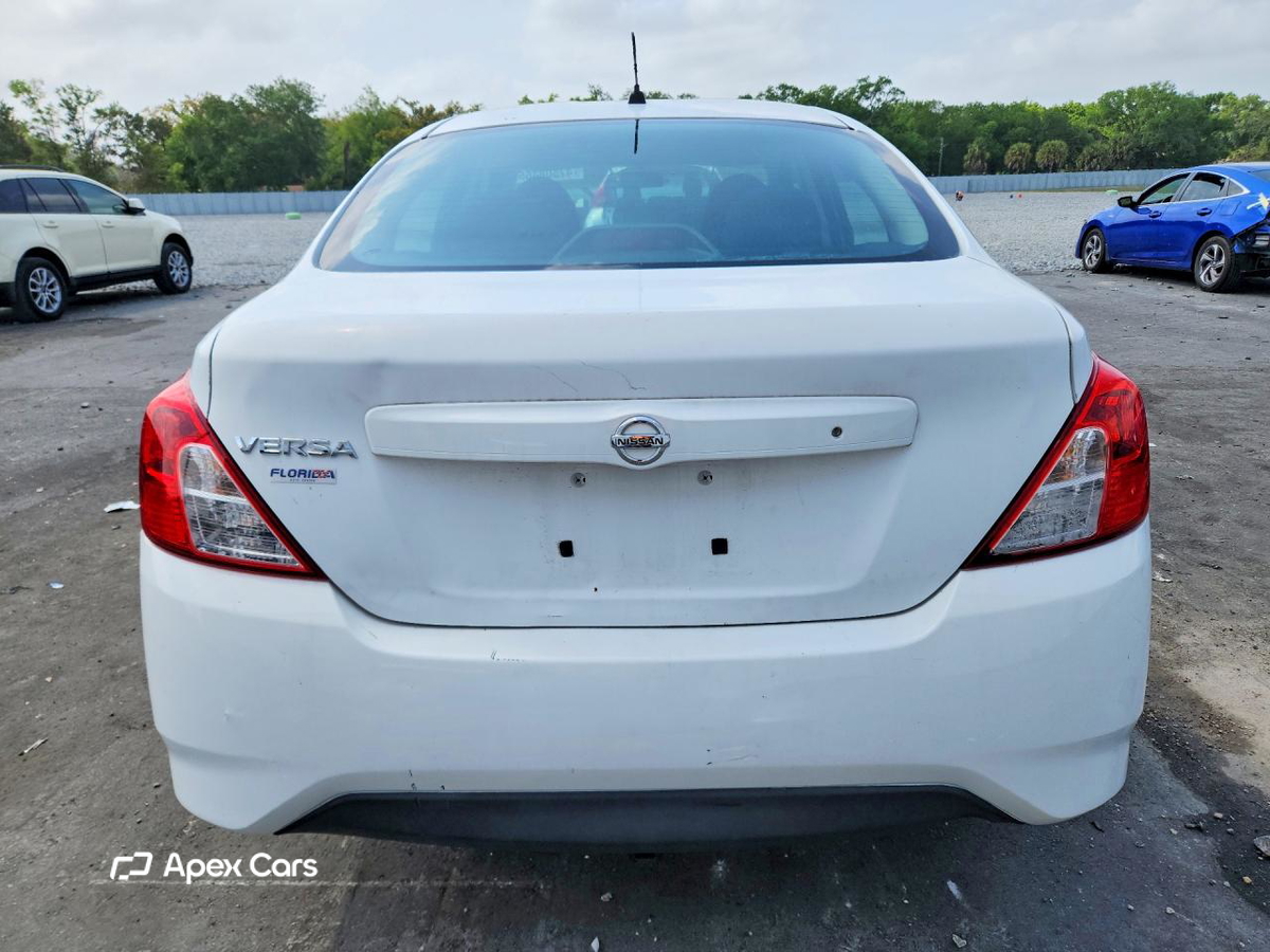 Nissan Versa 2015