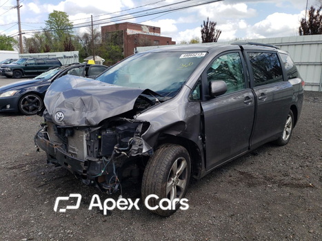 Toyota Sienna 2013 - Image 1 of 13