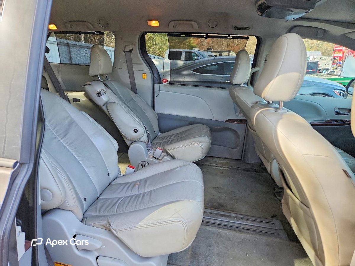 Toyota Sienna 2011