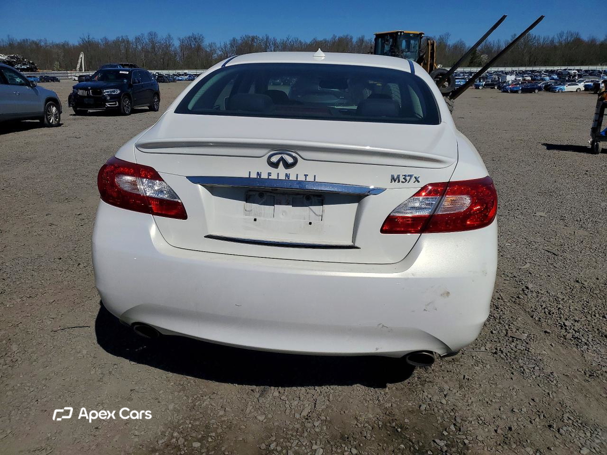 Infiniti M 2012
