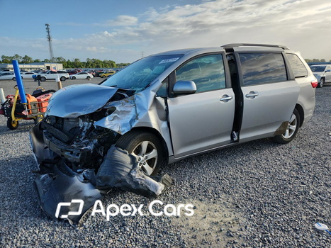 Toyota Sienna 2015 - Image 1 of 15