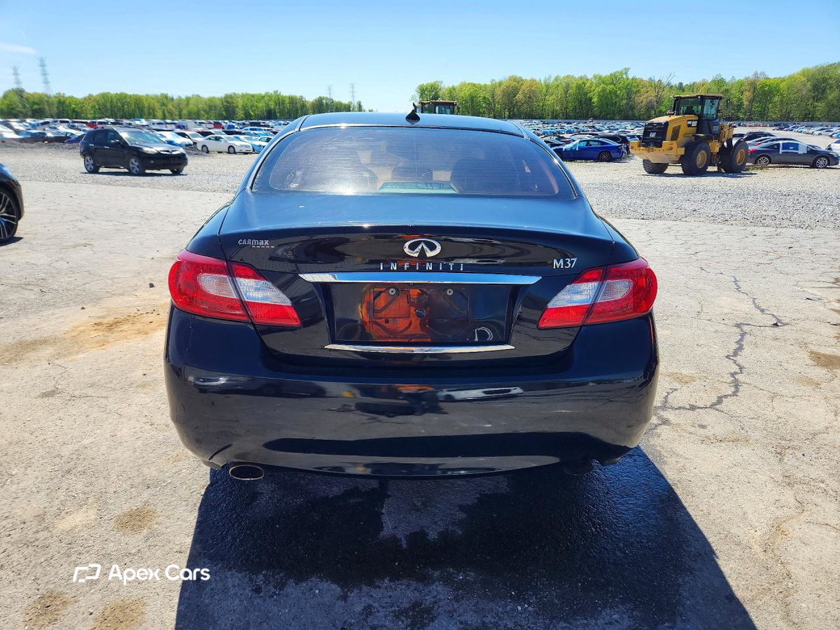 Infiniti M 2011