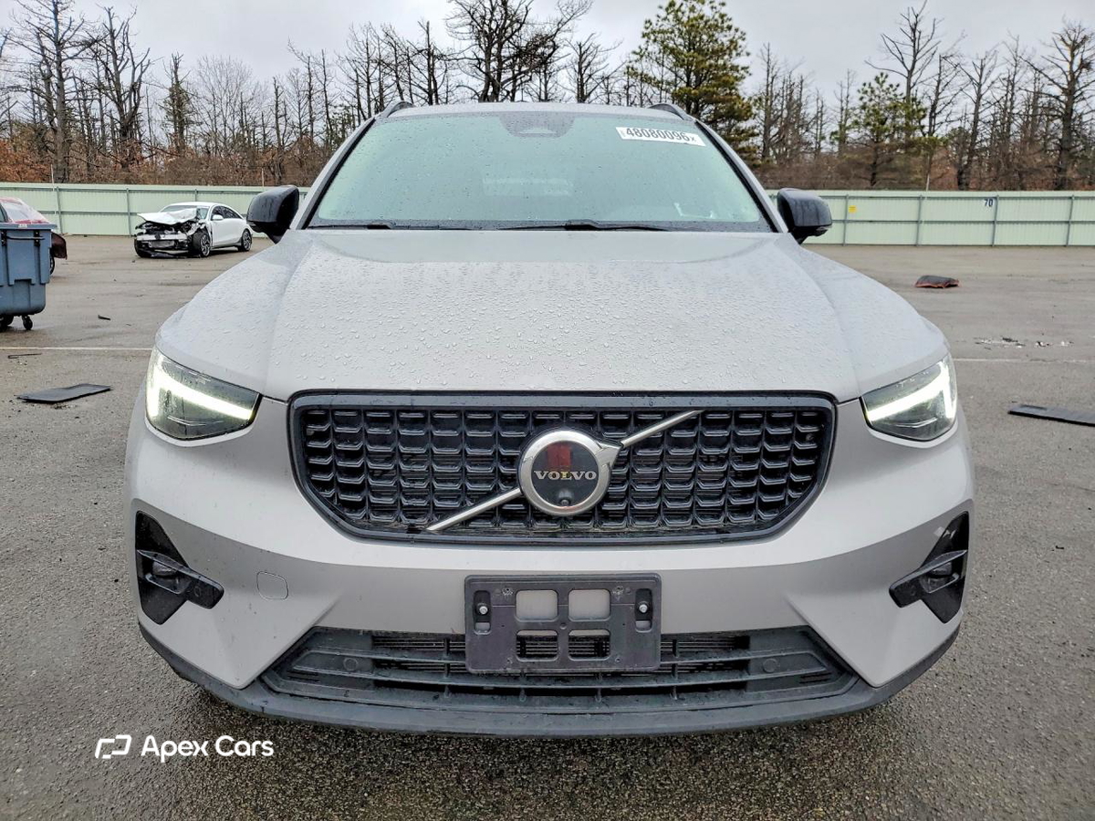 Volvo XC40 2025