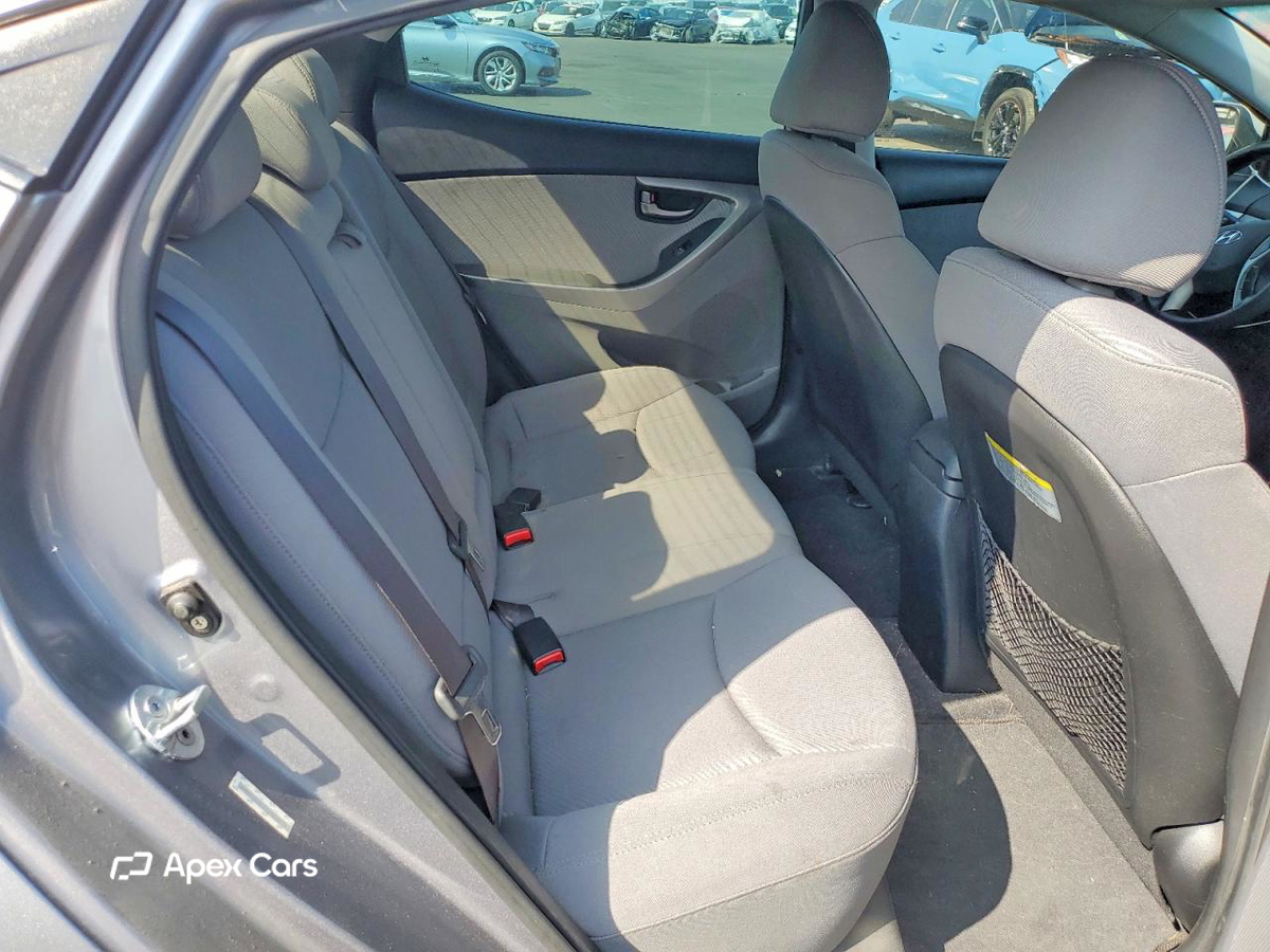 Hyundai Elantra 2012