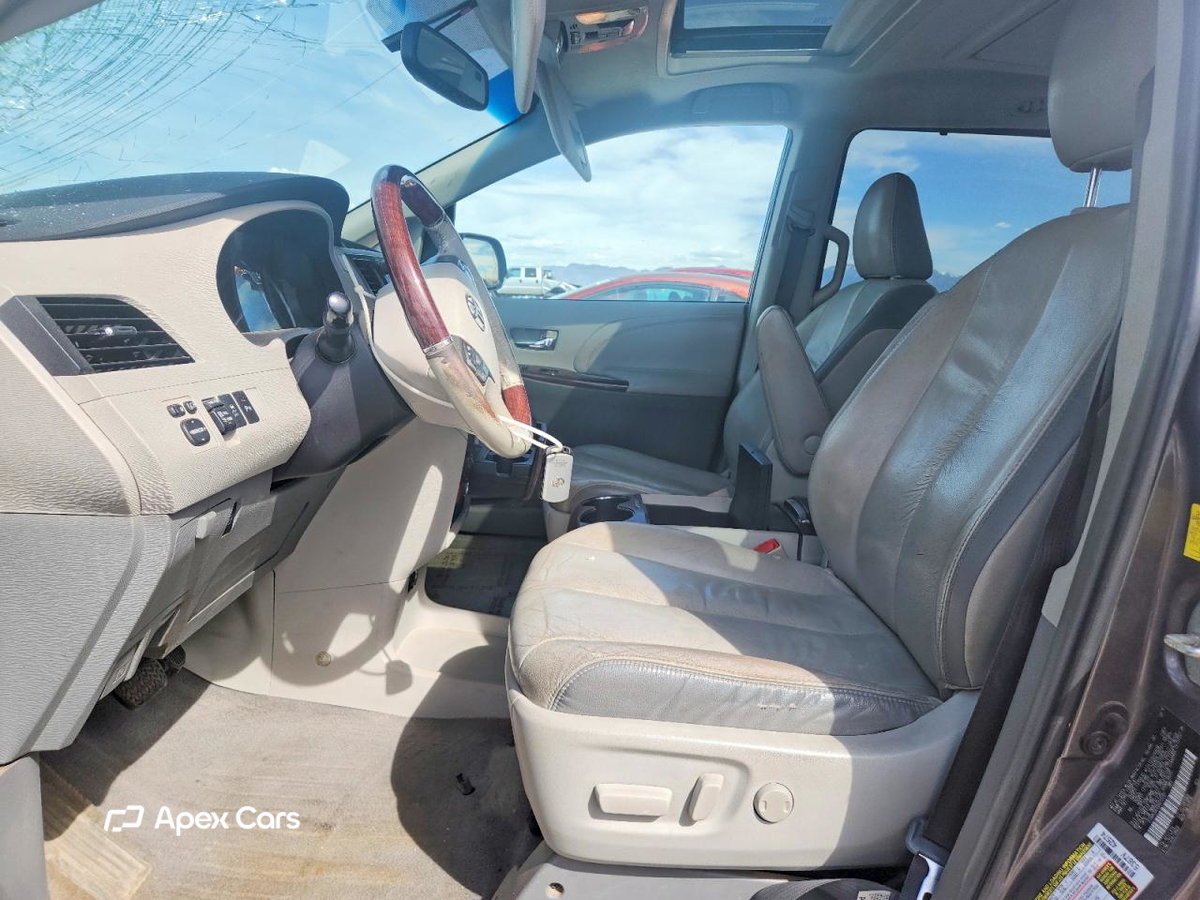 Toyota Sienna 2011