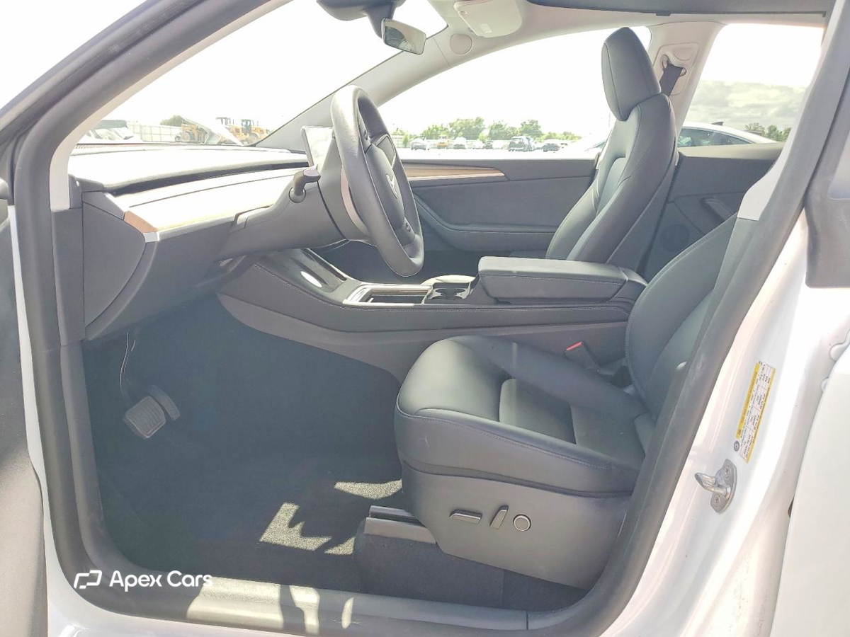 Tesla Model Y 2025