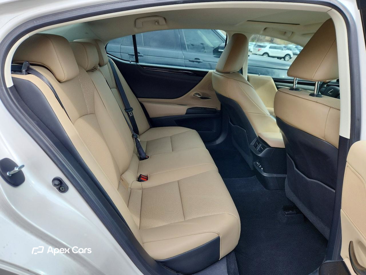 Lexus ES 2020