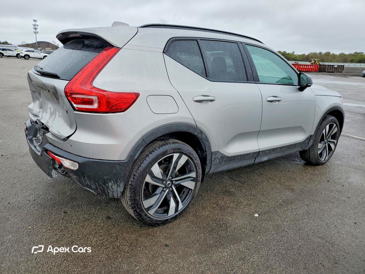 Volvo XC40 2025