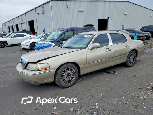 Lincoln Town Car 2010 - Image 1 of 12