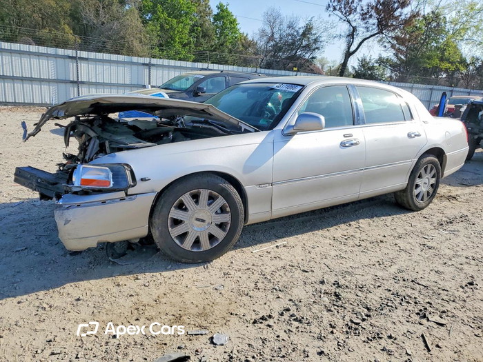 2005 Lincoln Town Car - Image 1 of 5
