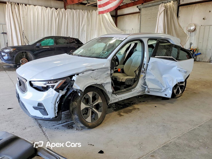 2025 Volvo XC40 - Image 1 of 5