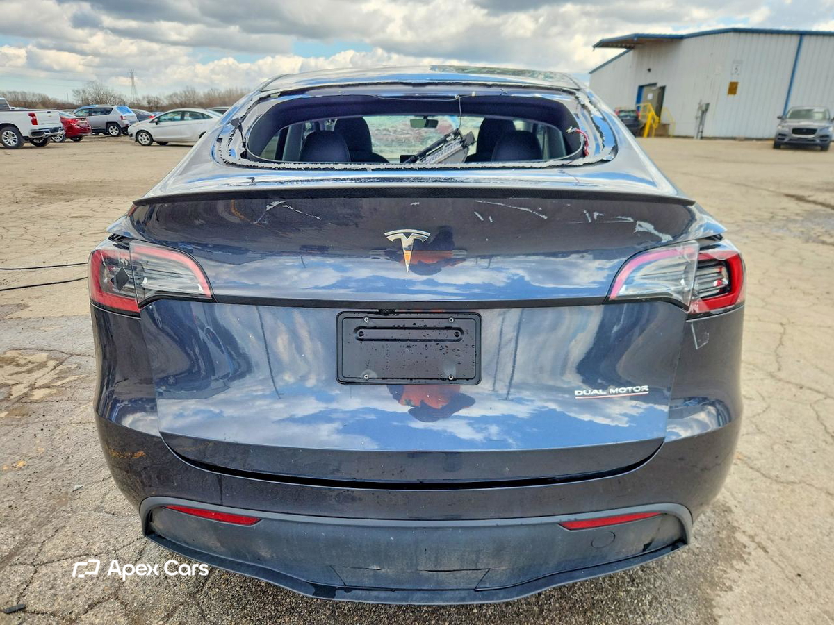 Tesla Model Y 2024