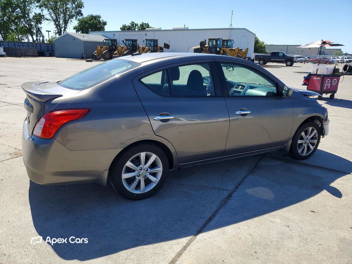 Nissan Versa 2015