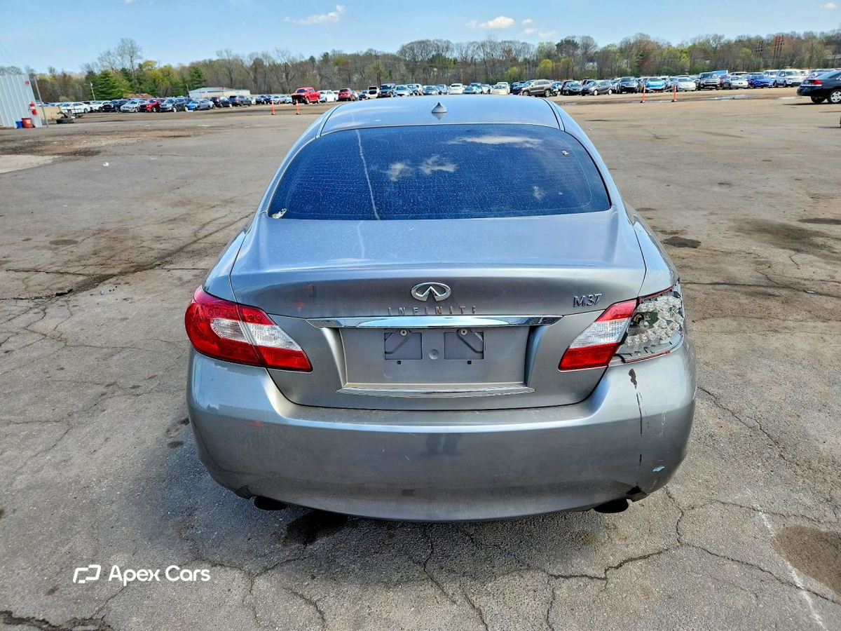 Infiniti M 2012