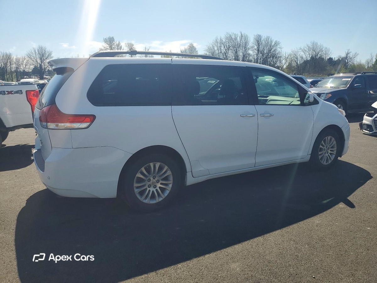 Toyota Sienna 2011