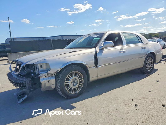 2010 Lincoln Town Car - Image 1 of 5