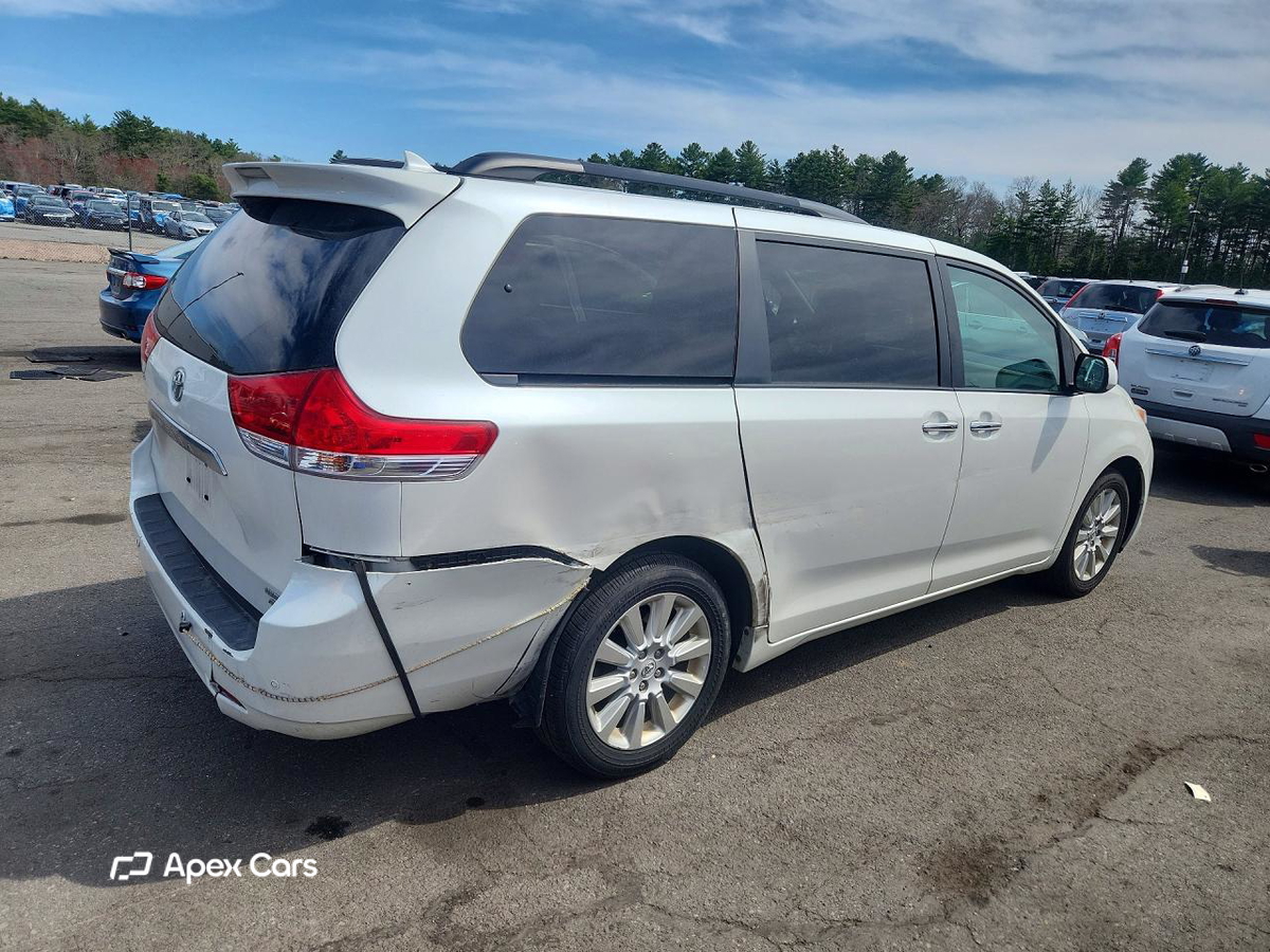 Toyota Sienna 2011